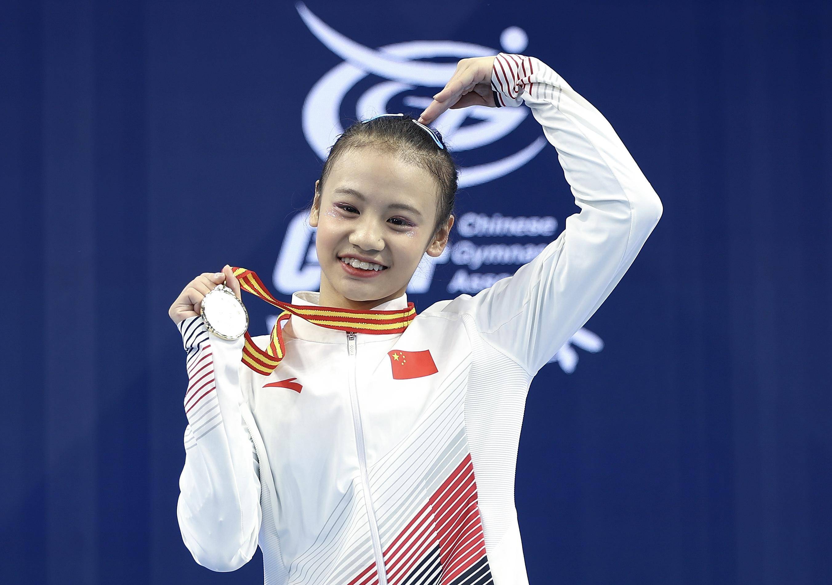 体操冠军舞姿飘逸，尽显金牌光环(体操冠军舞姿飘逸,尽显金牌光环的舞蹈)