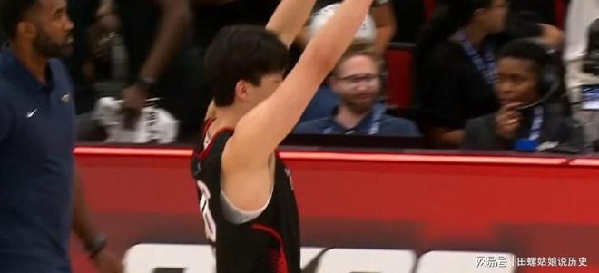 包含杨瀚森高位策应传球失误被换下，双手掩面略显沮丧的词条