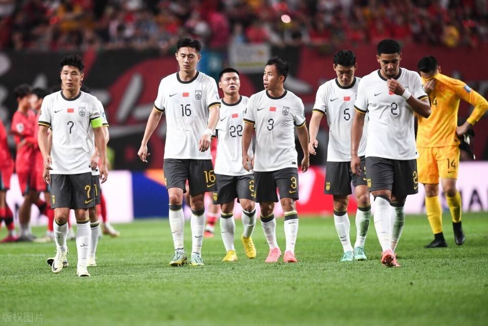 包含东亚杯-中国香港男足0-2韩国遭两连败末轮对阵国足的词条