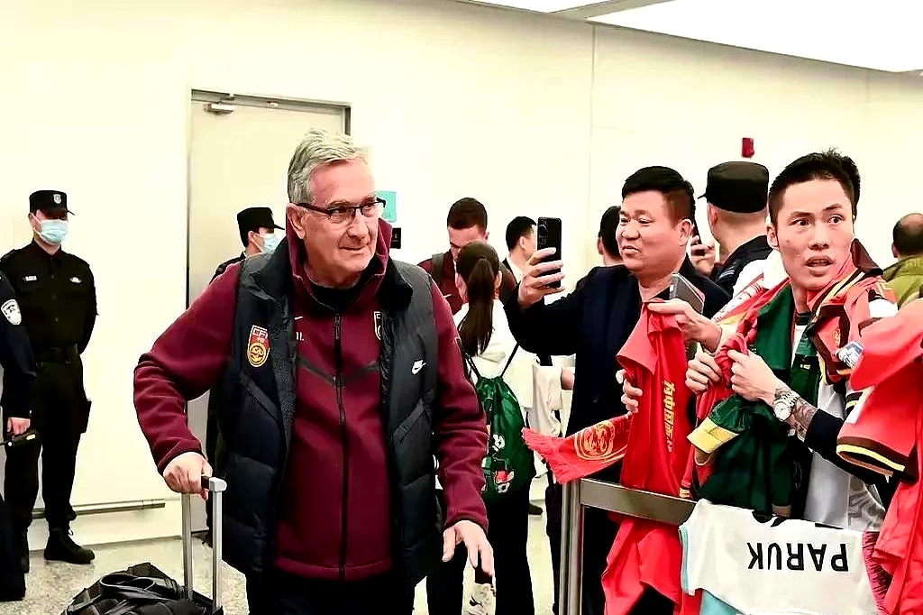 伊万与中国驻克罗地亚大使共进晚餐赠送国足签名球衣(图)的简单介绍