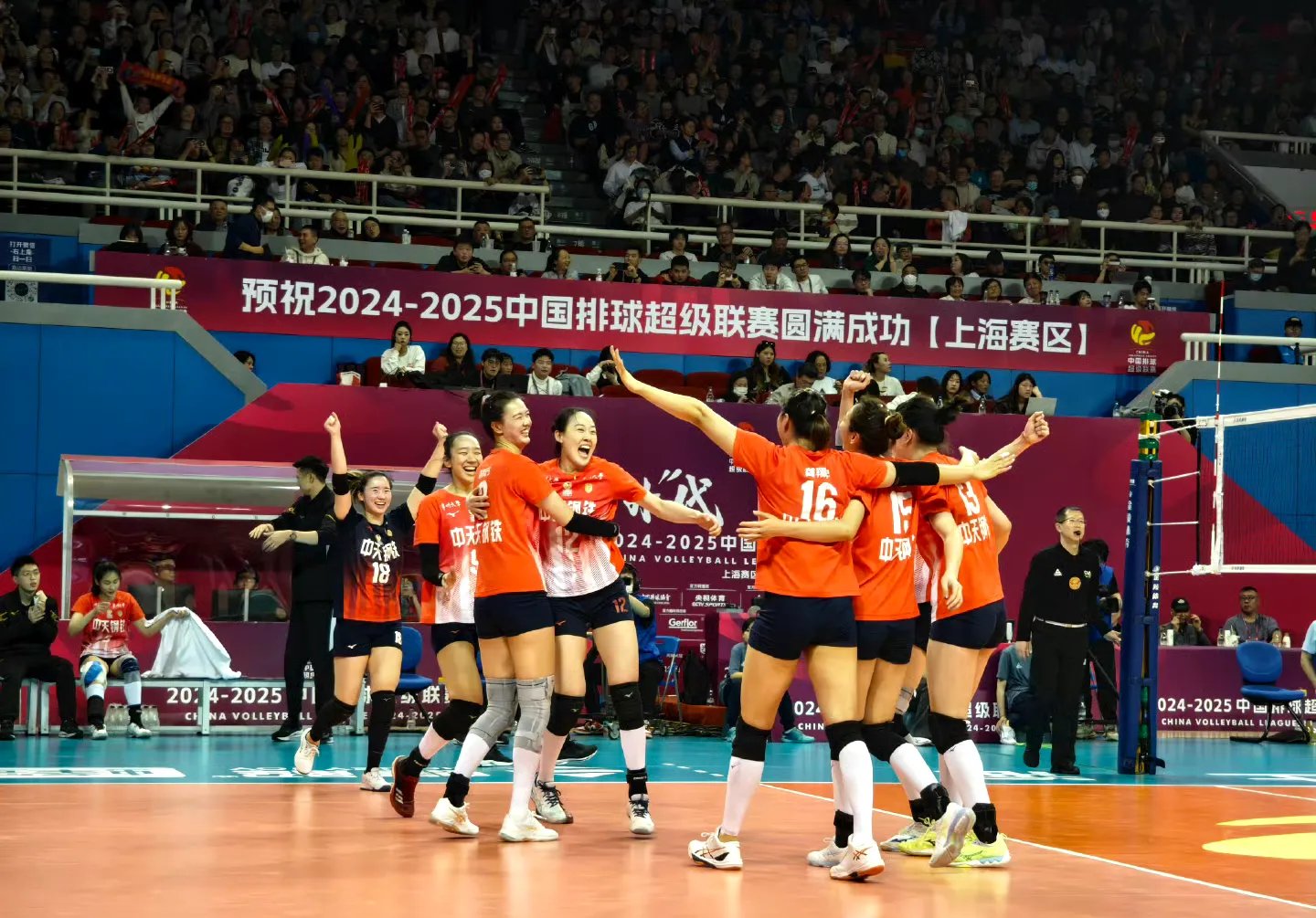 开云体育登录入口-拼搏至终：女子排球半决赛对阵惊险
